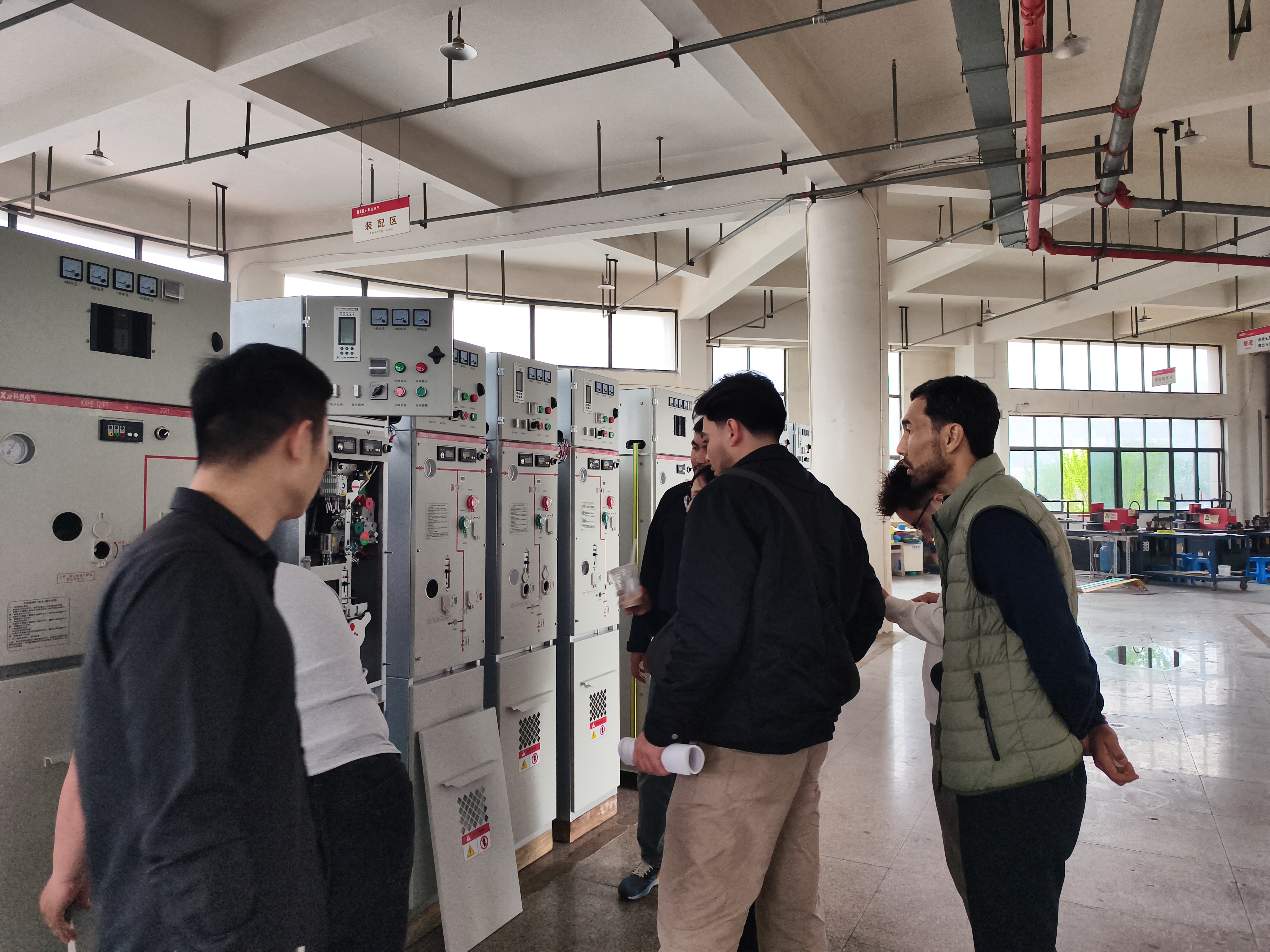 Kazakstanin asiakkaat vierailevat Kexun Electricin korkeajännitteisten sähkönjakelulaitteiden valmistusasemassa